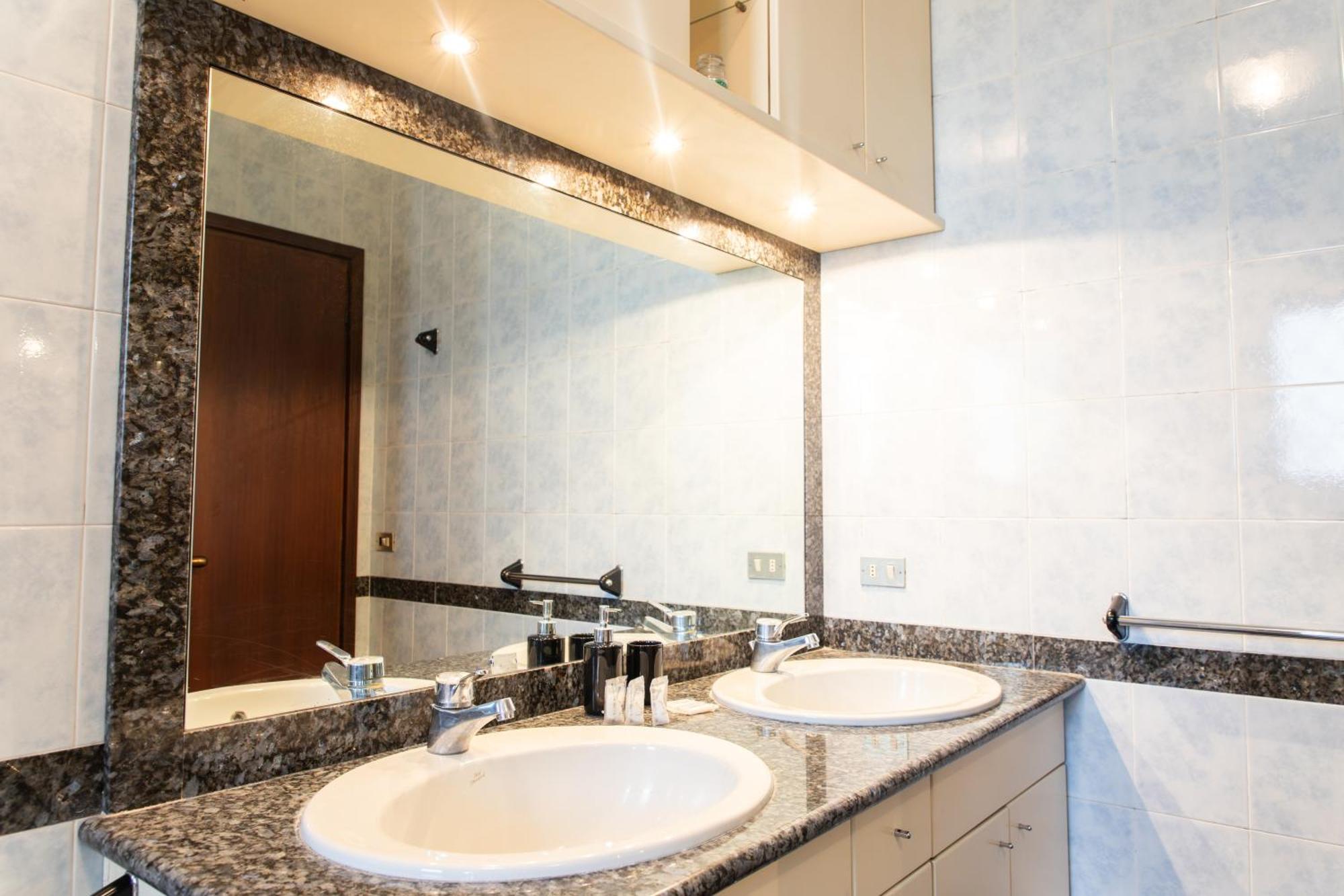 Ampio Con Terrazzo, 3 E 2 Bagni A 2 Passi Dalla Metro Apartment Mailand